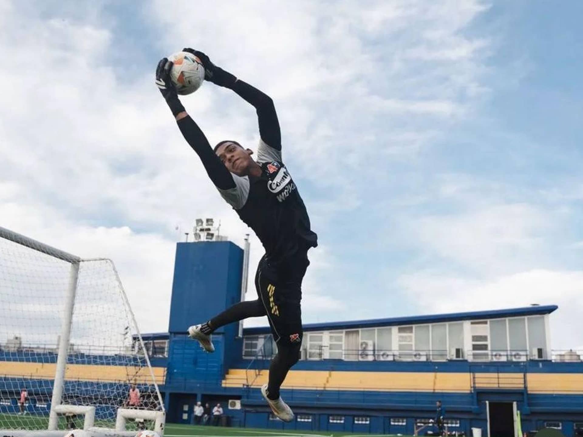 novoa-first-level-guantes-millonarios-portero-6