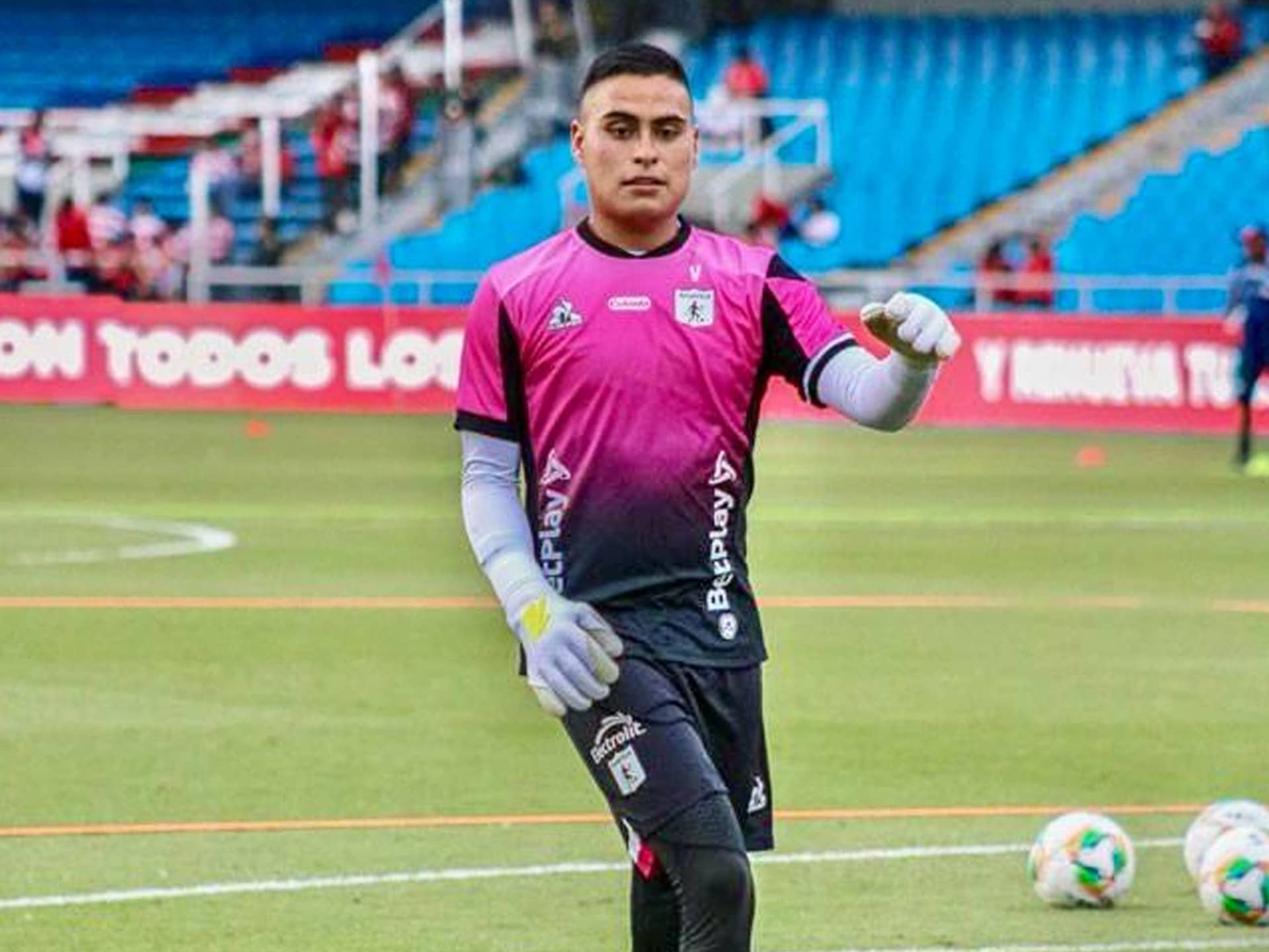 novoa-first-level-guantes-millonarios-portero-7