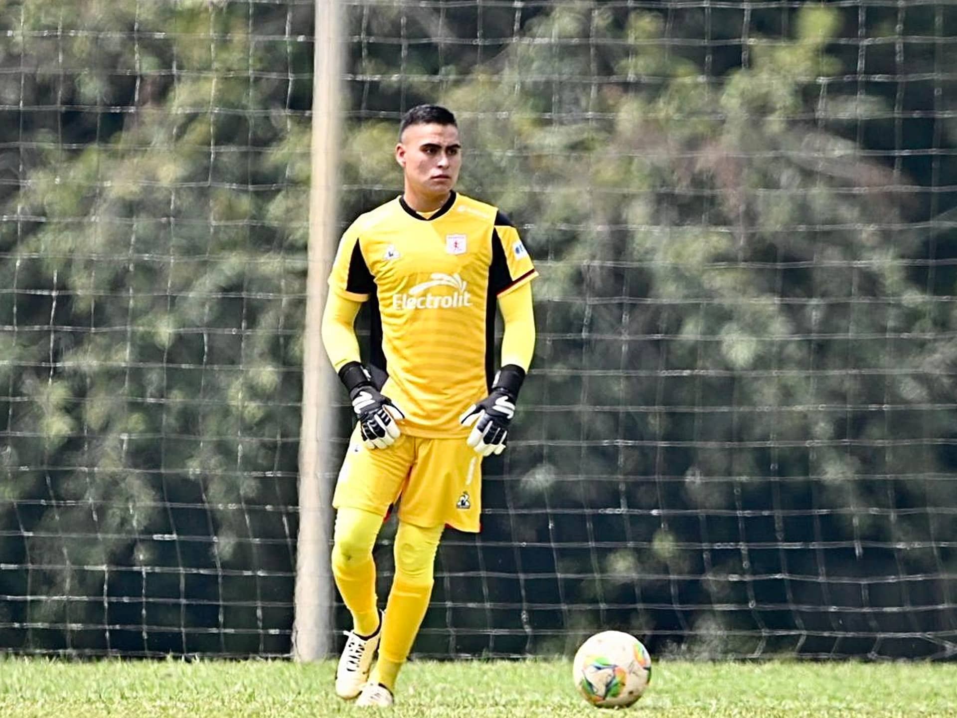 novoa-first-level-guantes-millonarios-portero-8